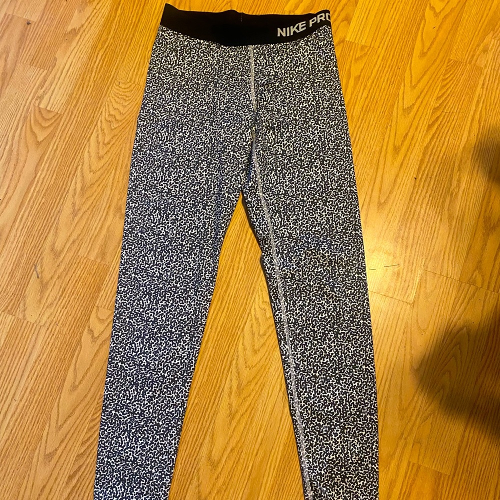 Nike Pro black and white print leggings sz M